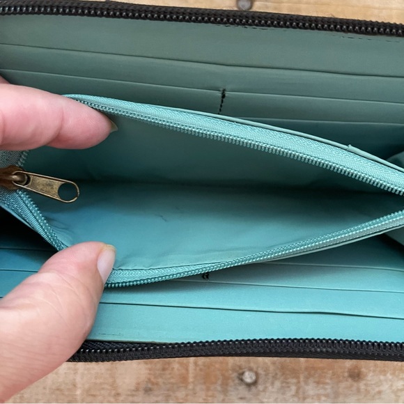 Travelon Signature Pleated Black Zipper Wallet - Picture 7 of 9